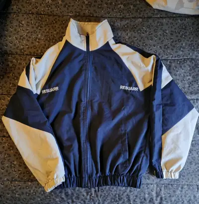 Chaqueta deportiva azul y blanca - miniatura 1