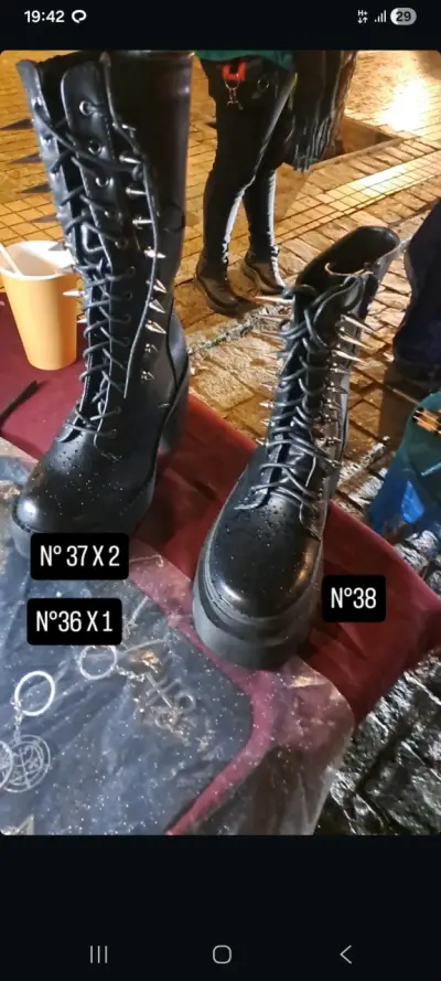 Botas negras con tachuelas estilo punk - miniatura 1