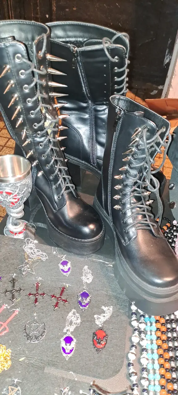 Botas negras con tachuelas estilo punk - 2