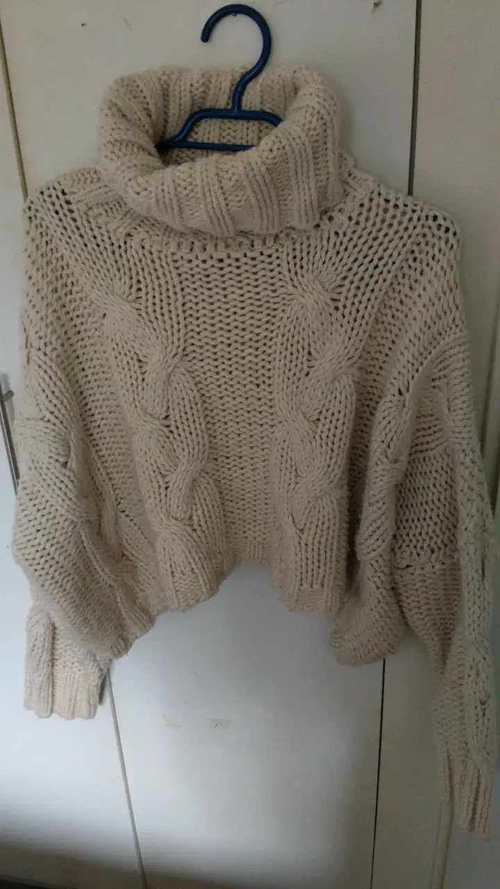Suéter de punto grueso beige con cuello alto