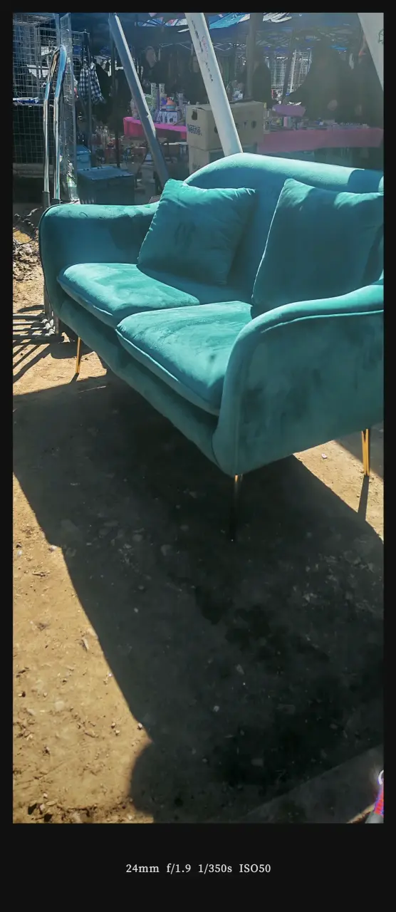 Sofá de terciopelo verde con patas doradas - 1