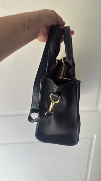 Bolso de mano negro elegante con correa ajustable - miniatura 2