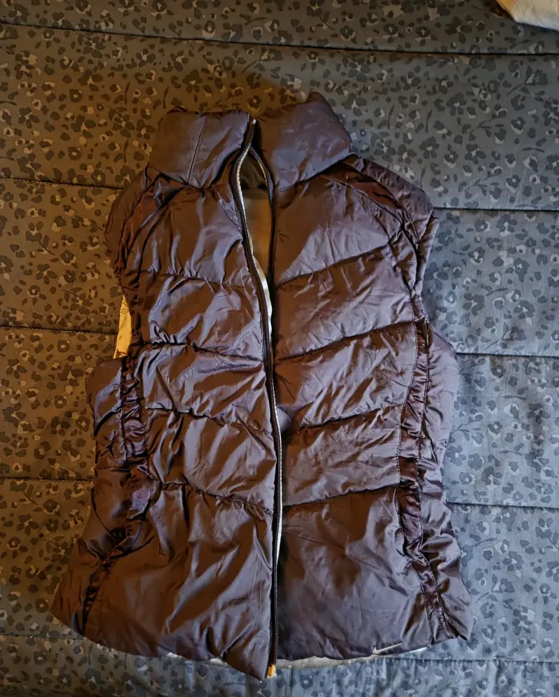 Chaleco reversible acolchado Nike dorado y café - 1