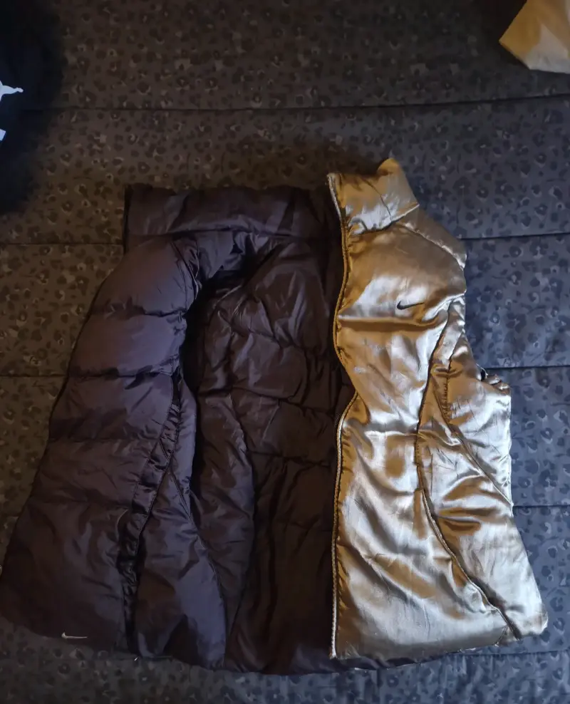 Chaleco reversible acolchado Nike dorado y café - 3