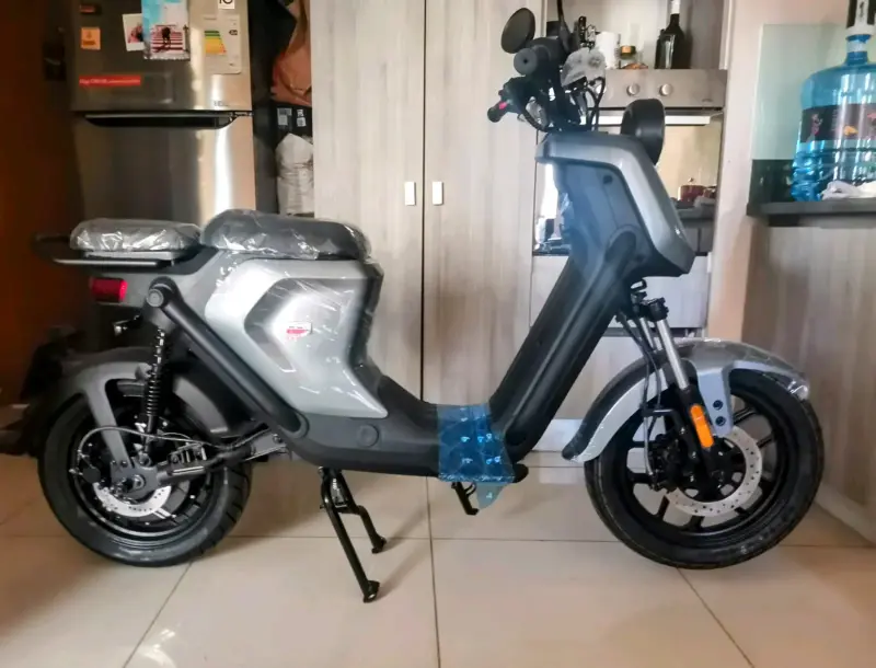 Scooter eléctrico nuevo con diseño moderno - 1