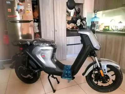 Scooter eléctrico nuevo con diseño moderno - miniatura 2