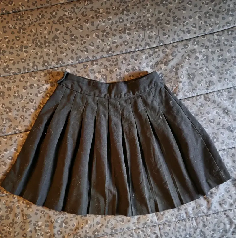Falda corta plisada negra