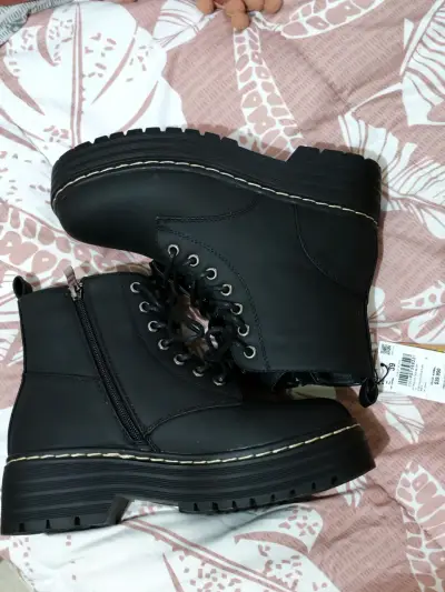 Botines negros con plataforma y cierre lateral - miniatura 1