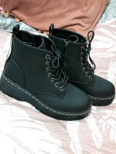 Botines negros con plataforma y cierre lateral - miniatura 2