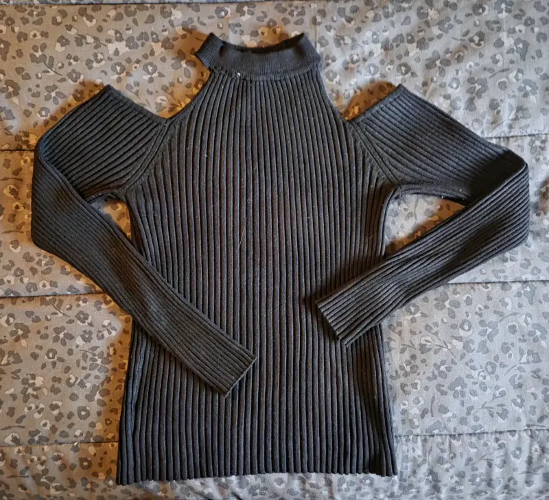 Polera con hombros descubiertos negro