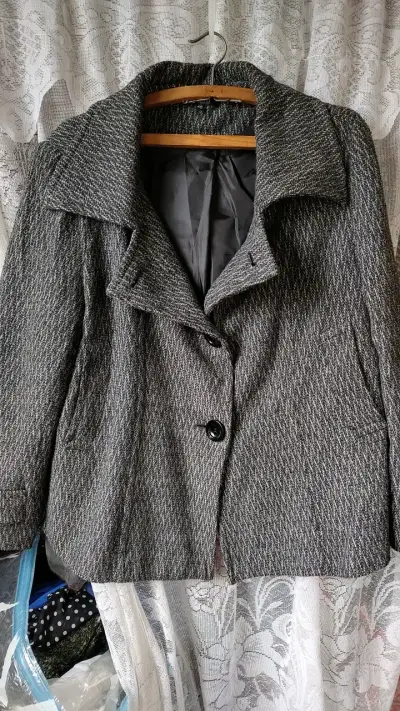 Chaqueta blazer gris. Ropa variada - miniatura 1