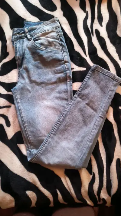 Jeans de mezclilla azul claro para mujer - miniatura 1