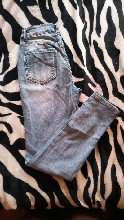 Jeans de mezclilla azul claro para mujer - miniatura 2