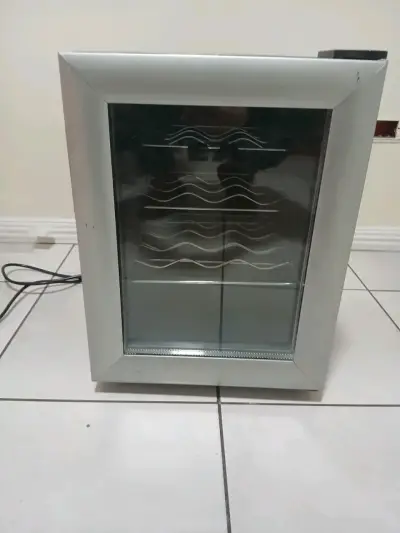 Refrigerador de vinos compacto plateado - miniatura 1