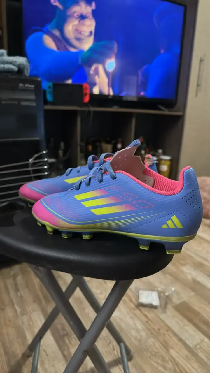 Zapatos de fútbol Adidas azul y rosa - 1