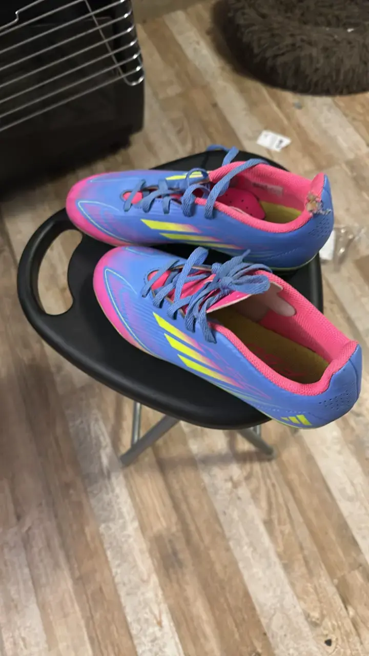 Zapatos de fútbol Adidas azul y rosa - 2
