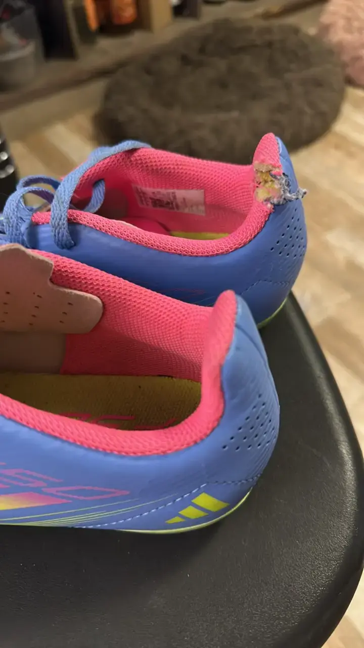Zapatos de fútbol Adidas azul y rosa - 3