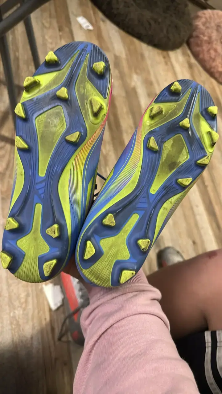 Zapatos de fútbol Adidas azul y rosa - 4