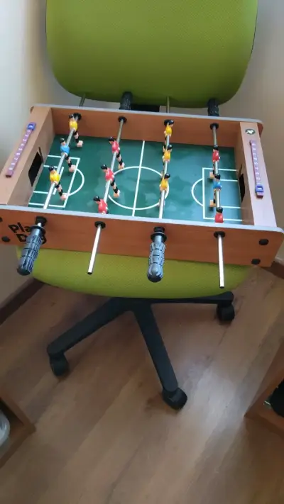 Mini futbolín de madera para escritorio - miniatura 1