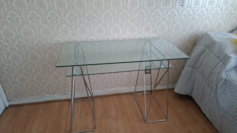 Mesa de vidrio con base metálica moderna