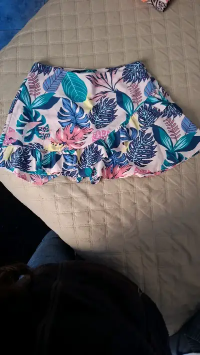 Falda corta con estampado tropical - miniatura 1