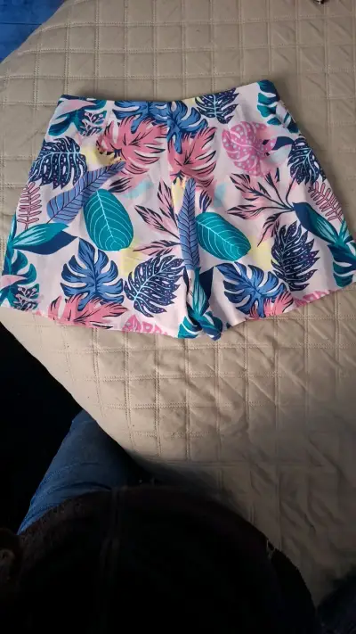 Falda corta con estampado tropical - miniatura 2
