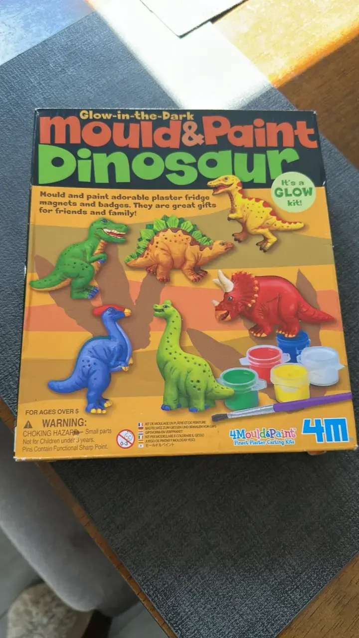 Kit de Moldear y Pintar Dinosaurios Brillan en - 1