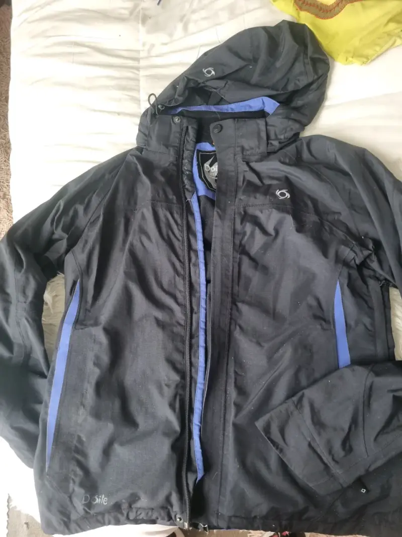 Chaqueta impermeable negra con capucha Doite