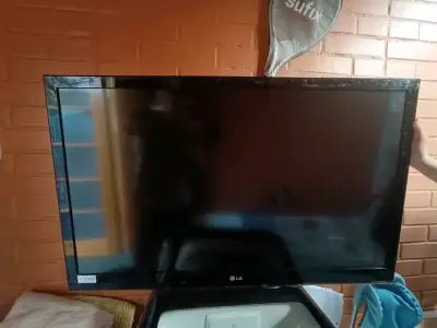Televisor LG de 42 pulgadas - miniatura 1