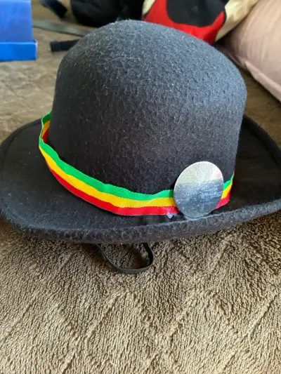 Sombrero negro con cinta multicolor y chaleco a juego - miniatura 1