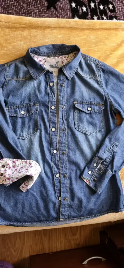 Camisa de mezclilla para mujer Mila con diseño floral - miniatura 1