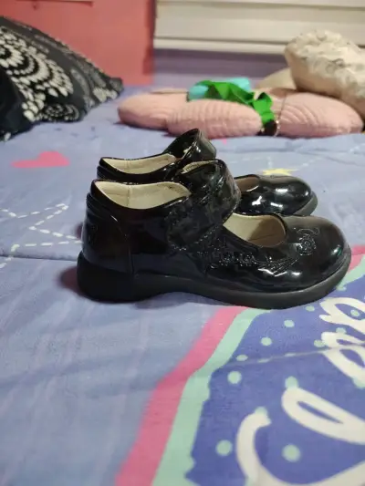 Zapatos de charol negros para niña talla 24 - miniatura 1