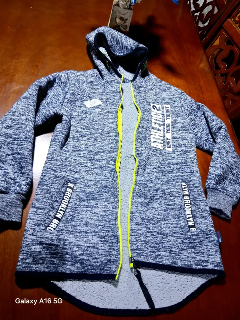 Polerón con capucha azul para hombre