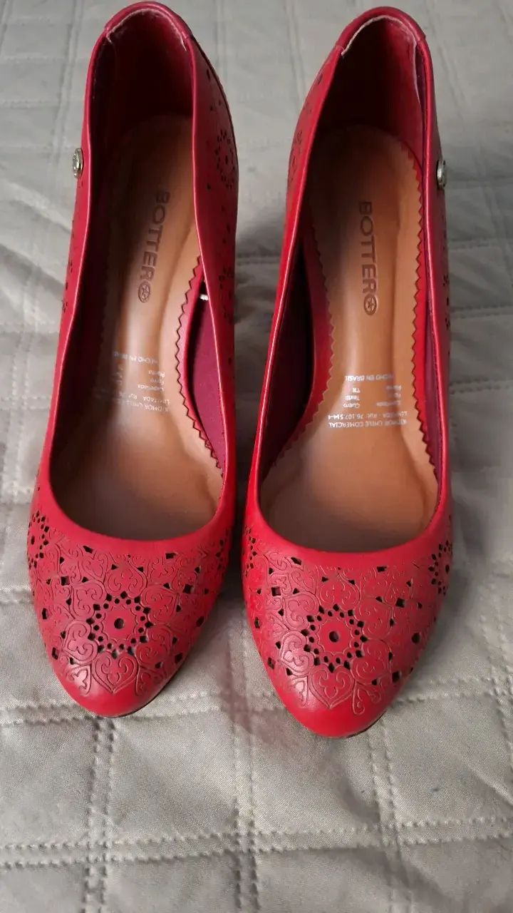 Zapatos de Tacón Rojo Bottero con Diseño Calado - 1