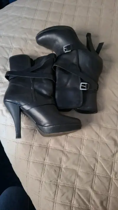 Botines de cuero negro con tacón alto - miniatura 1