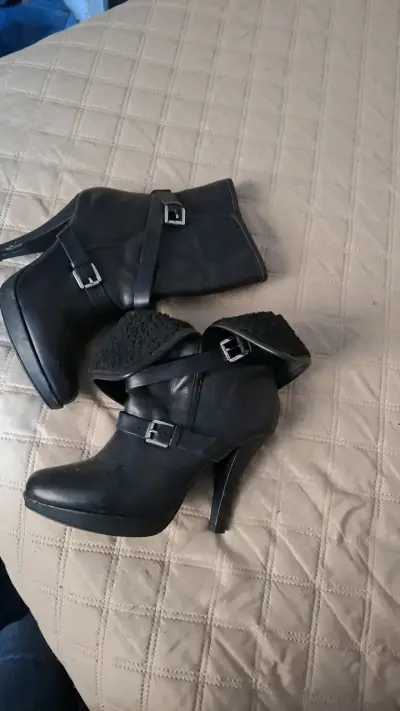 Botines de cuero negro con tacón alto - miniatura 2