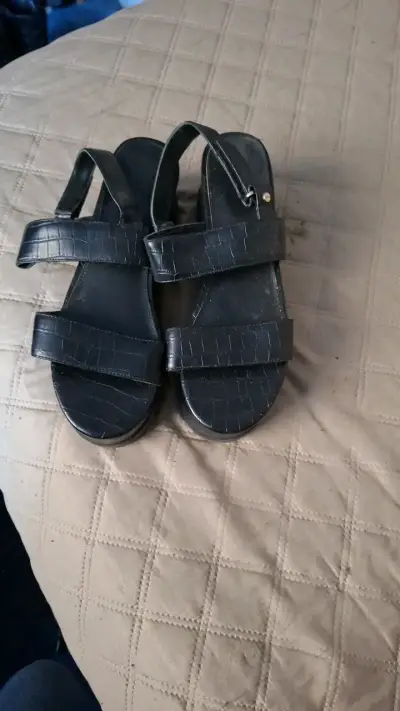 Sandalias negras con plataforma estilo cocodrilo - miniatura 1
