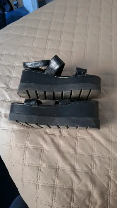 Sandalias negras con plataforma estilo cocodrilo - miniatura 2