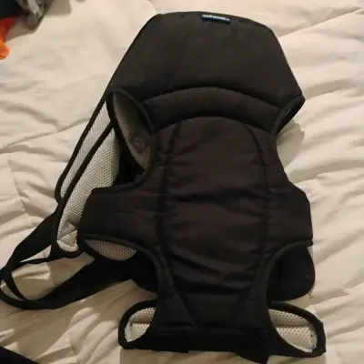Mochila portabebé Infanti negra ergonómica - miniatura 1