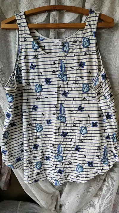 Blusas y poleras para mujer en varios estilos - miniatura 3