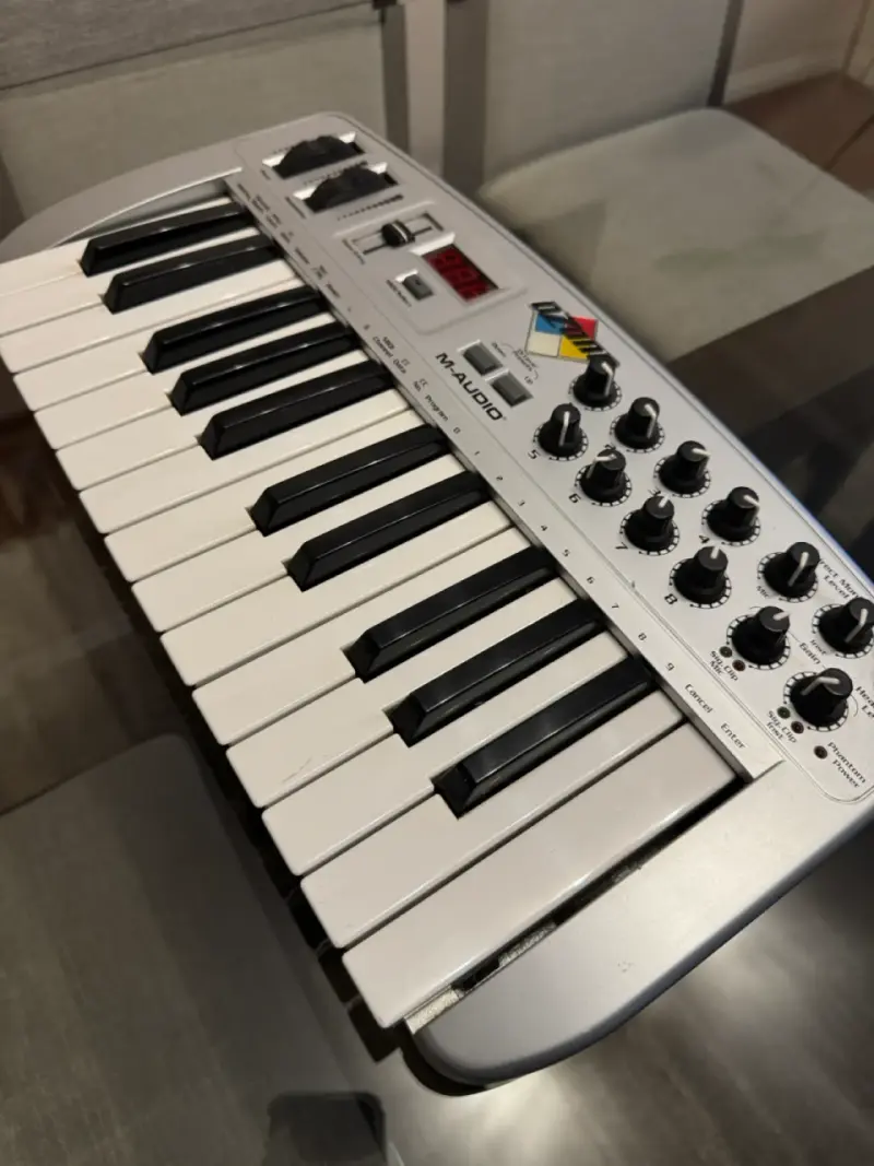 Teclado MIDI M-Audio con controles avanzados