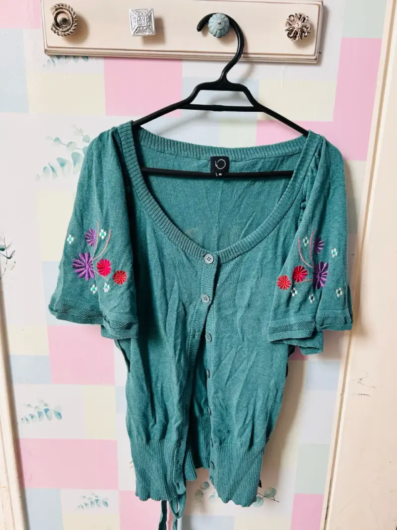 Cárdigan IO verde con bordado floral