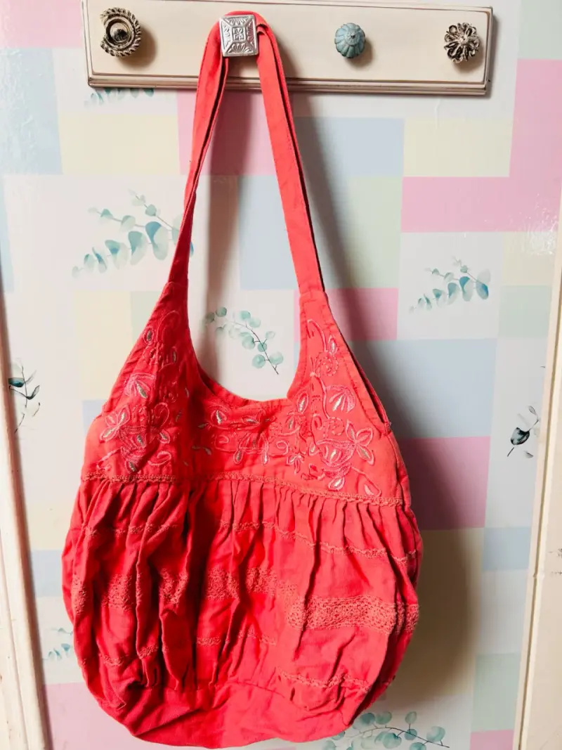 Bolso de tela bordado rojo