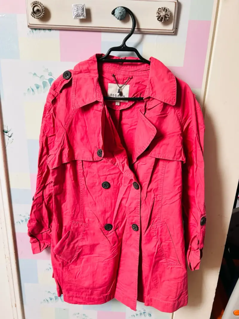 Abrigo rojo para mujer Regatta con botones