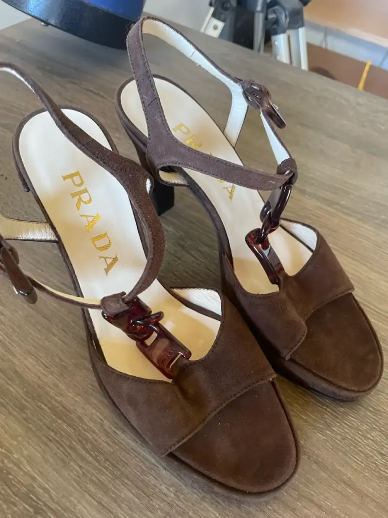 Sandalias de tacón Prada marrón con detalles - 1