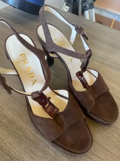 Sandalias de tacón Prada marrón con detalles - miniatura 1