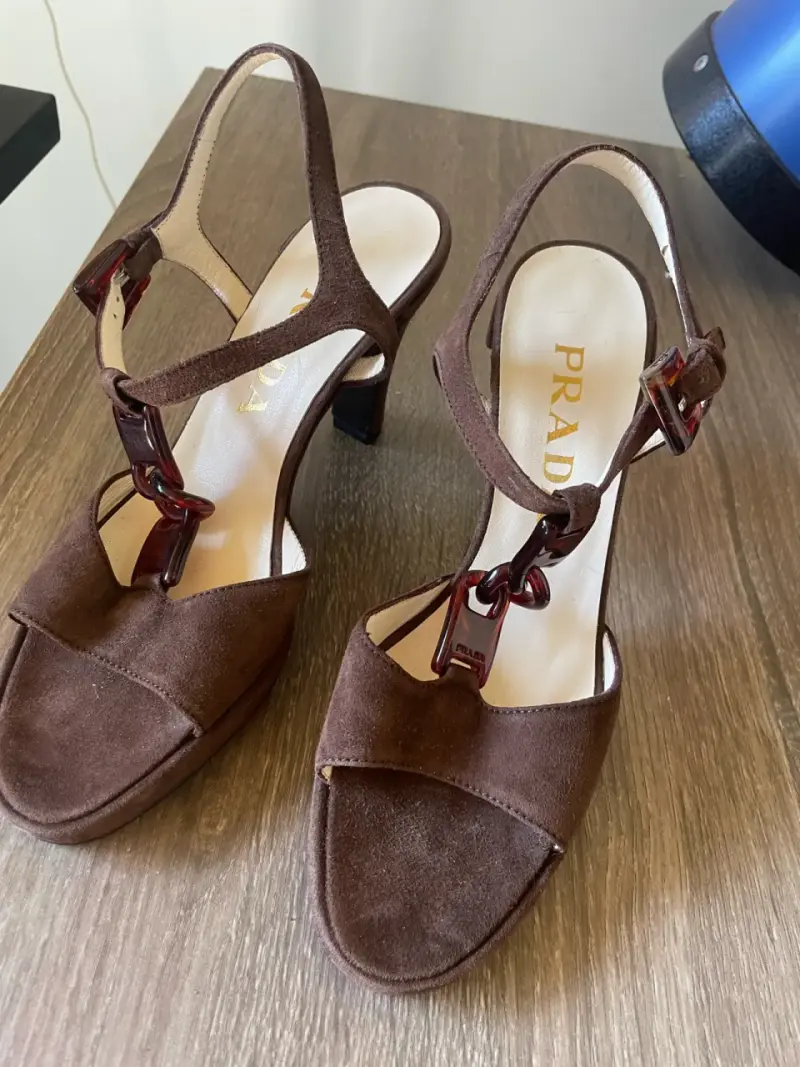 Sandalias de tacón Prada marrón con detalles - 2