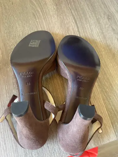 Sandalias de tacón Prada marrón con detalles - miniatura 3