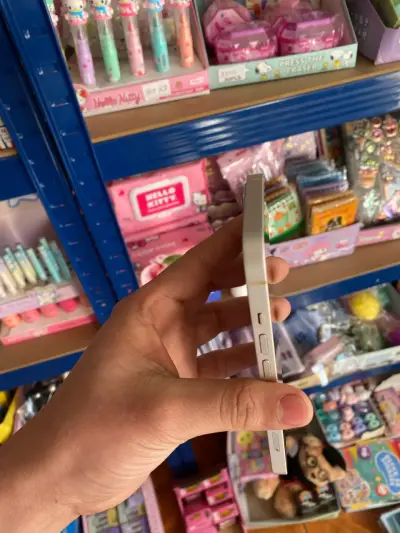 iPhone 13 blanco con funda y caja original - miniatura 4