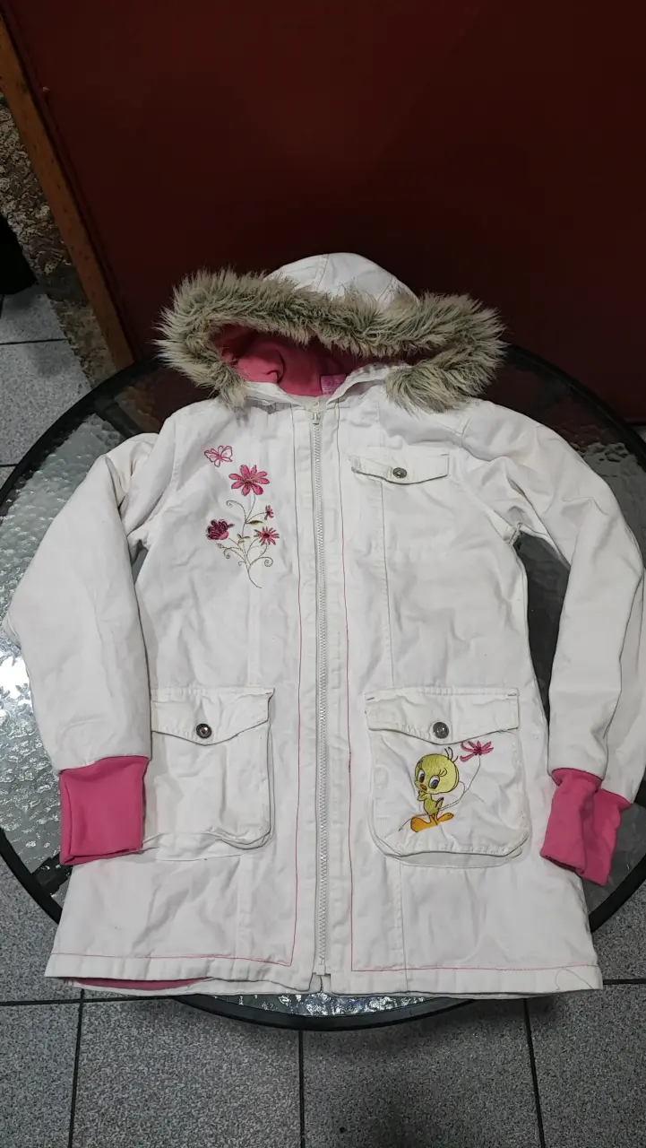 Abrigo blanco con capucha y Tweety